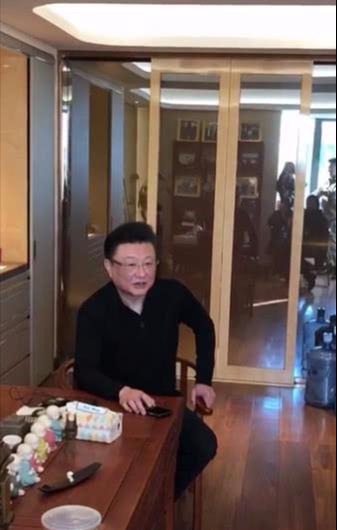 前央视主持王宁近照苍老不少，接受采访曝金龟子的家庭地位