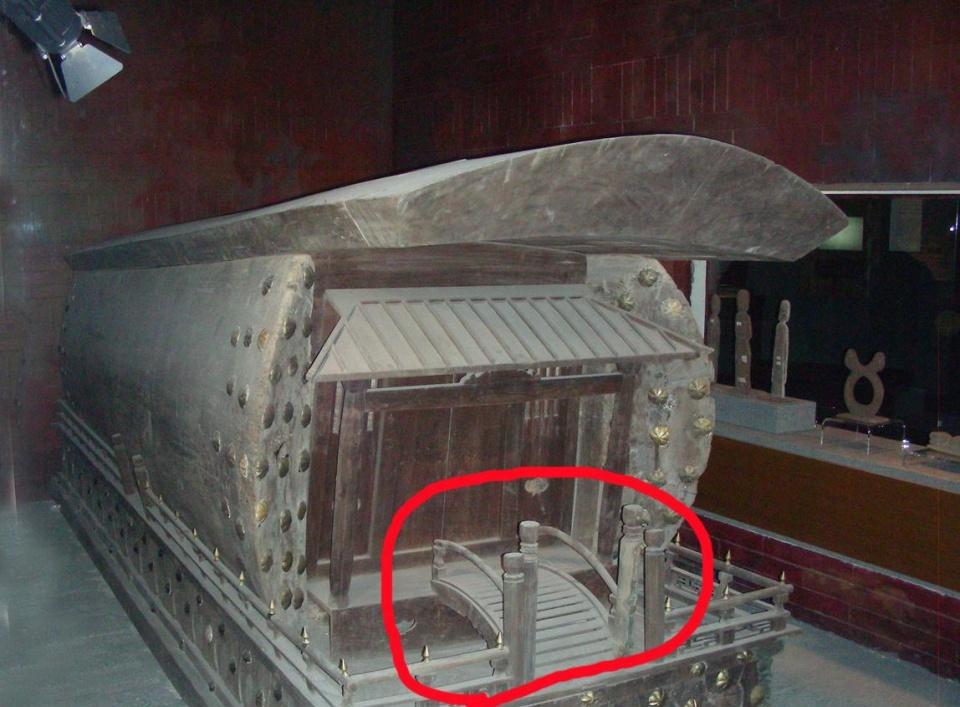 这口奢华棺材里躺着一名贵妇 盗墓者撬开后将尸体拖出