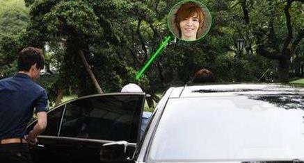 这俩明哥都换了越野车, 一个把越野开成QQ, 一个把越野开成大巴