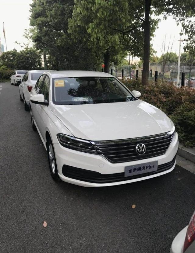 大批大众全新朗逸Plus到店卸车