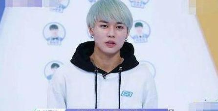 精致男孩NPC:蔡徐坤涂口红,朱正延敷面膜被