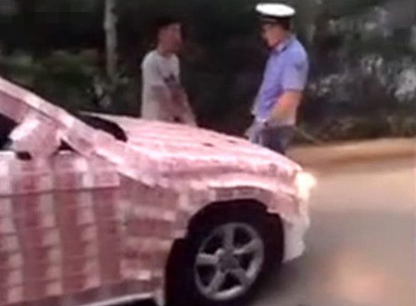 男子去银行取100万现金,然后全部贴在车上,结