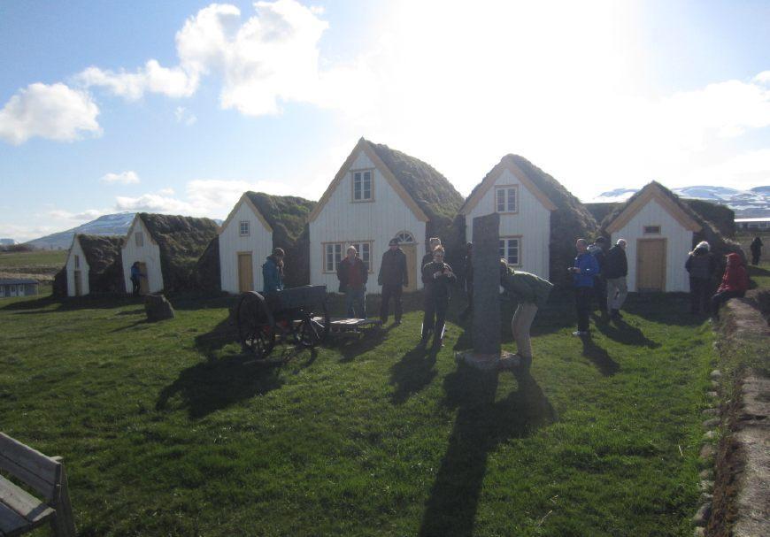 美国游客在冰岛突然想吃羊肉串, 于是就偷了一