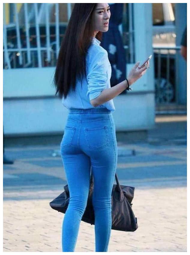 紧身牛仔裤美女一个的转身,便把性感的风情万种撒向了