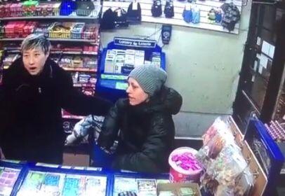 吴卓林现身加拿大超市求助路人：我想找我爸（成龙），但我妈....