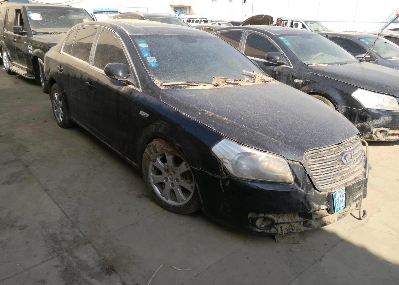 小两口买了一辆二手奔腾B70, 回家后清理出一吨废墟