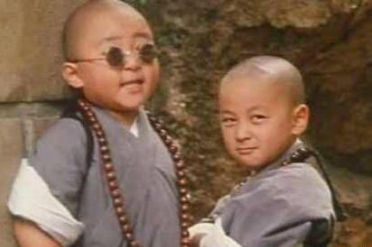 释小龙全家照曝光，妈妈年轻漂亮似姐姐，爸爸比他还厉害