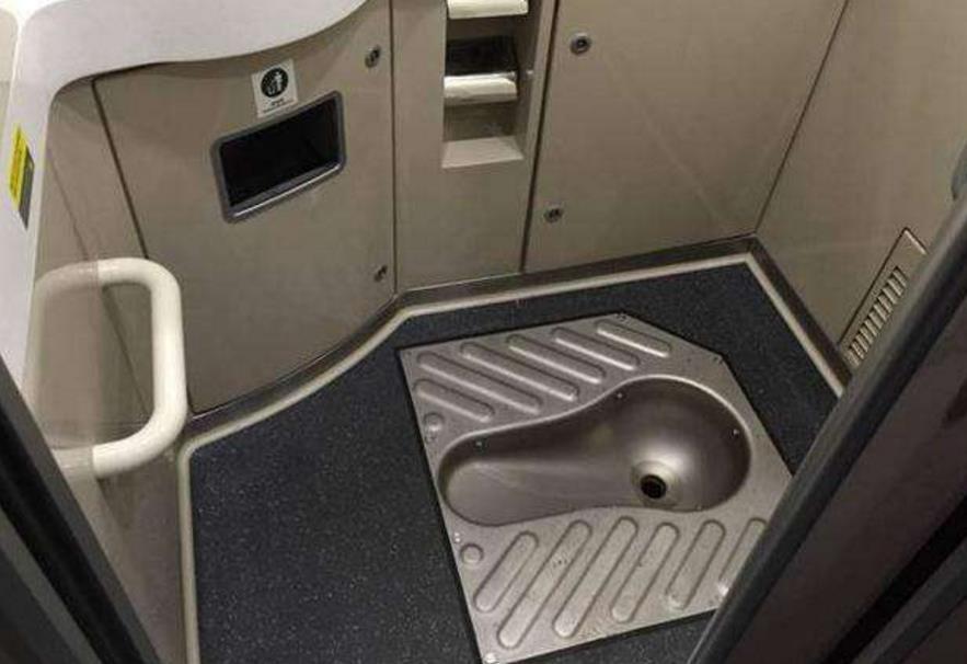 坐火车去旅游, 女子多次出入厕所, 网友: 真相让人尴尬不已!