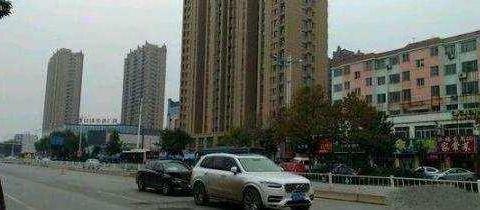 沃尔沃马路遭大众迈腾追尾，挪车后。两车差距让大众车主当场崩溃