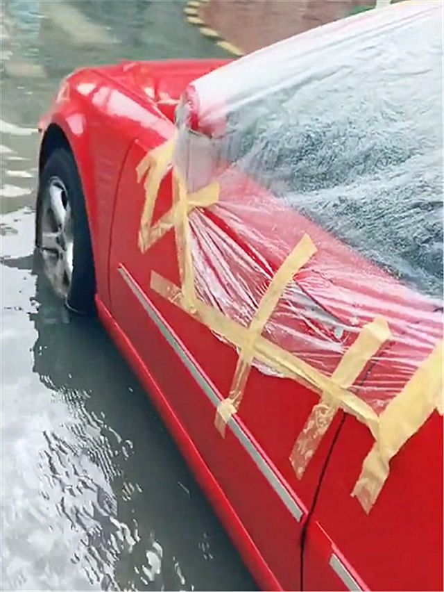 9万桑塔纳现街头,车主为避免进水,直接用胶布和胶带封车门!