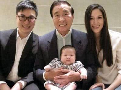 他是李兆基的长子，偷偷生下3个儿子，妈妈肯定很美