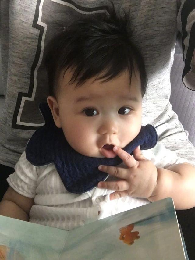 胡杏儿老公晒8个月大的儿子，小肉腿柔韧度强，颜值太高了！