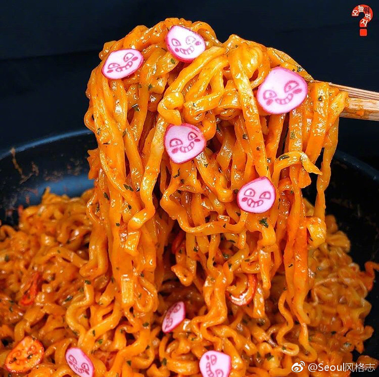 三养奶油火鸡面和屁桃君推出了合作款,粉粉嫩