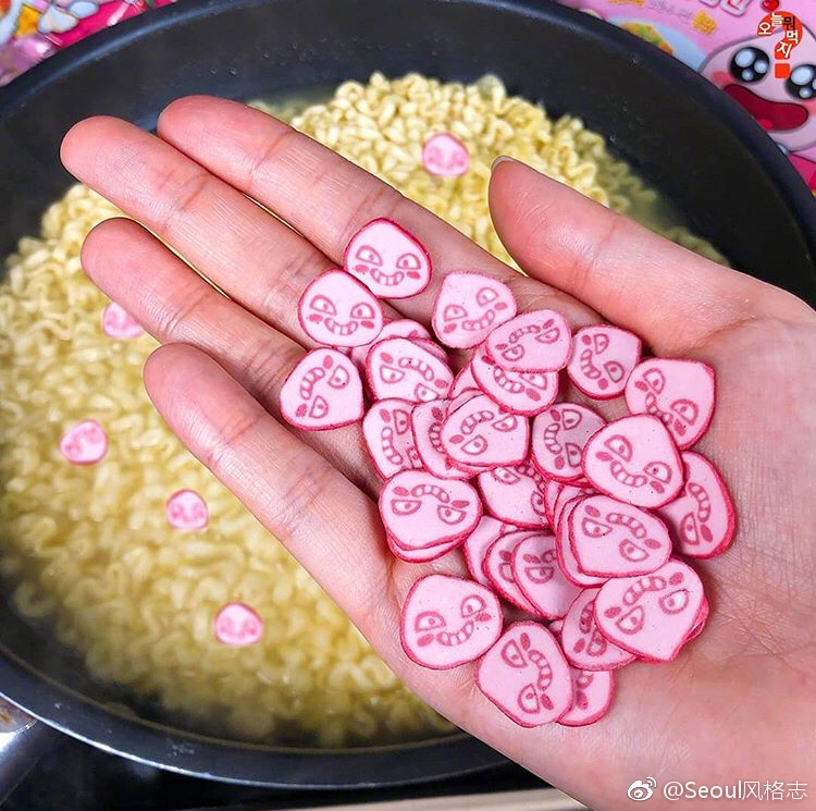 三养奶油火鸡面和屁桃君推出了合作款,粉粉嫩