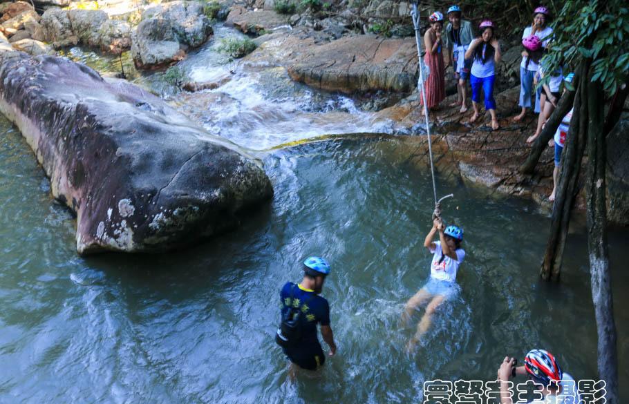 呀诺达惊险刺激的踏瀑戏水, 不湿身你就算是