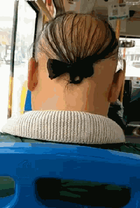 这一头的长发,特别省洗发水吧?