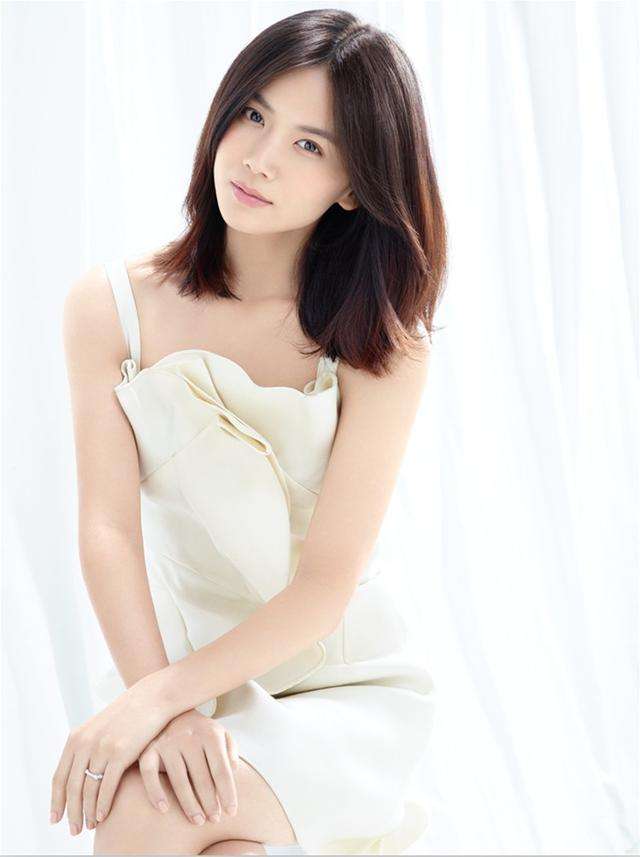 曹曦文知性大方的穿搭,十分适合都市女性