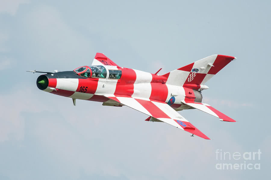 这国喜提中国双座歼7魔改战机,米高扬棺材板已