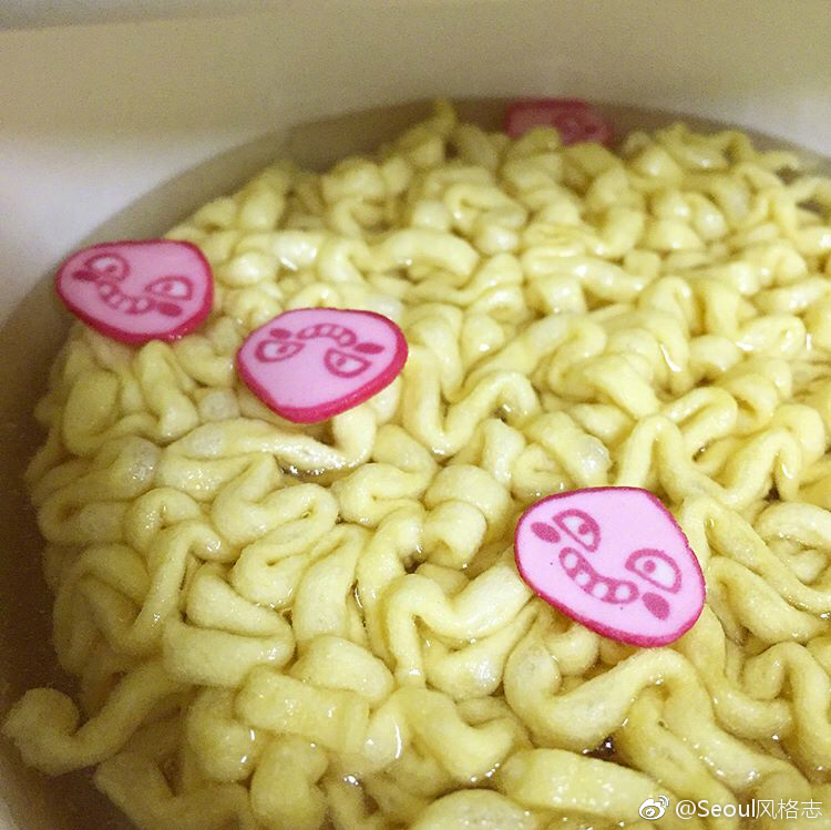 三养奶油火鸡面和屁桃君推出了合作款,粉粉嫩