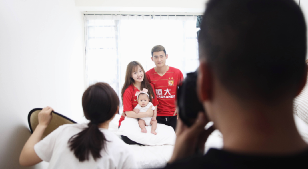 广州恒大球员廖力生给女儿拍摄百日照,非常幸