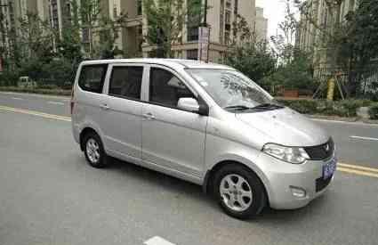 五菱宏光时速195公里违章被拍，车主对交警说：钥匙给你你试试