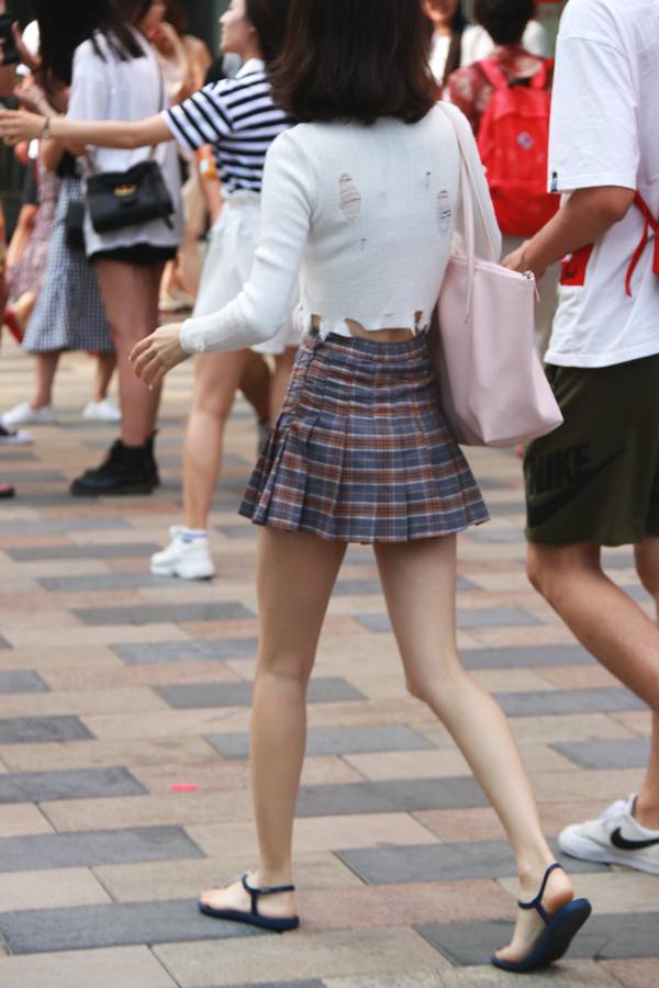 深圳街拍:美女姐姐身材高挑丰满性感动人 应该是男人的择偶标准