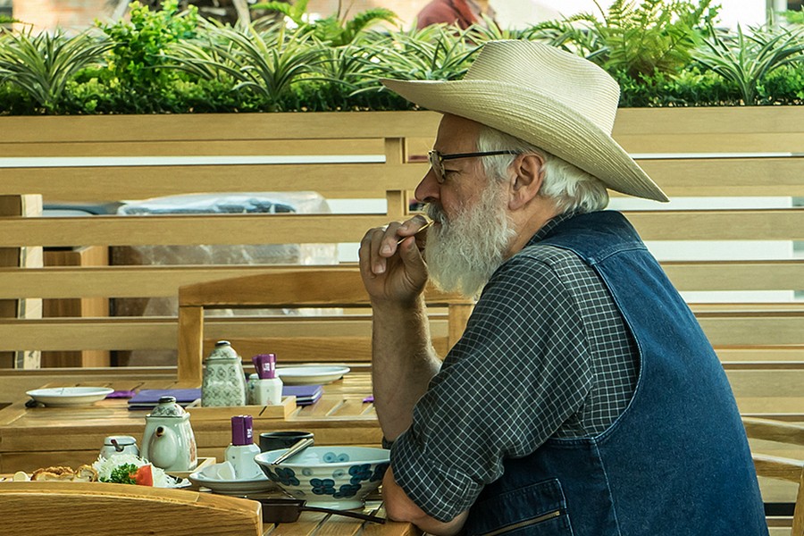 请问去上海旅游,迪士尼小镇值不值得去,当地人
