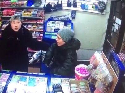 吴卓林现身加拿大超市求助路人：我想找我爸（成龙），但我妈....