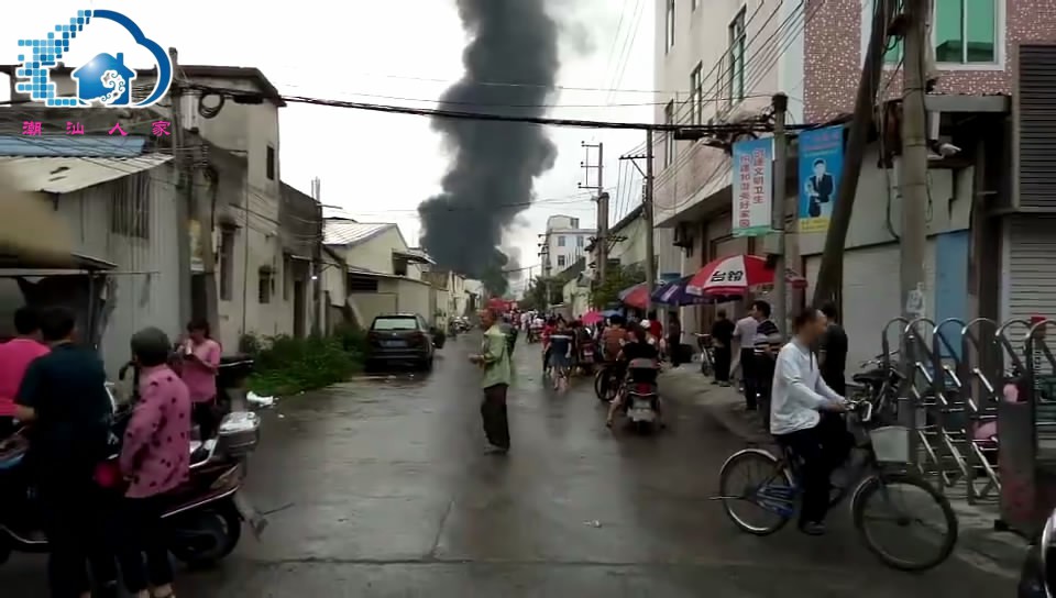 普宁一工厂发生火灾,滚滚浓烟直冲天际,方圆几里可见