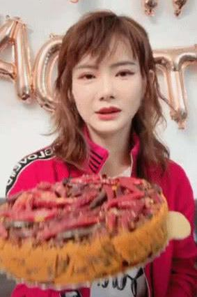 戚薇生日晒火锅底料蛋糕,女儿出镜献吻,喊话李