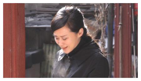 她曾是收视女王,却被大10岁导演骗财骗色,