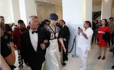 李宇春被传和外国老头儿结婚?父亲回应:那真的