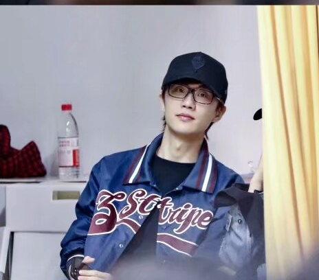 戚薇和许嵩两人坐在后台看演出 有一种友谊叫断臂之交的关系