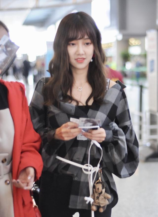 snh48冯薪朵陆婷机场比美 萝莉和御姐你究竟喜欢哪一款?