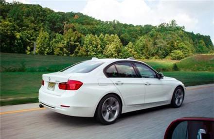 00后少年装老，开宝马成功俘获92年美女，可过收费站时被揭穿了！