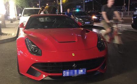 凌晨的北京三里屯, 开奔驰宝马美女都不愿上车