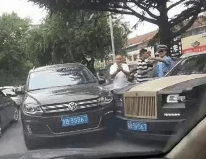 假劳斯莱斯被撞, 要求肇事者私了不要报警