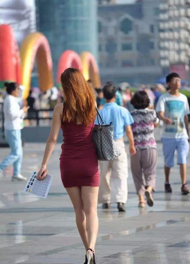 街拍: 紧身包臀裙的丰盈辣妈, 若隐若现很吸睛
