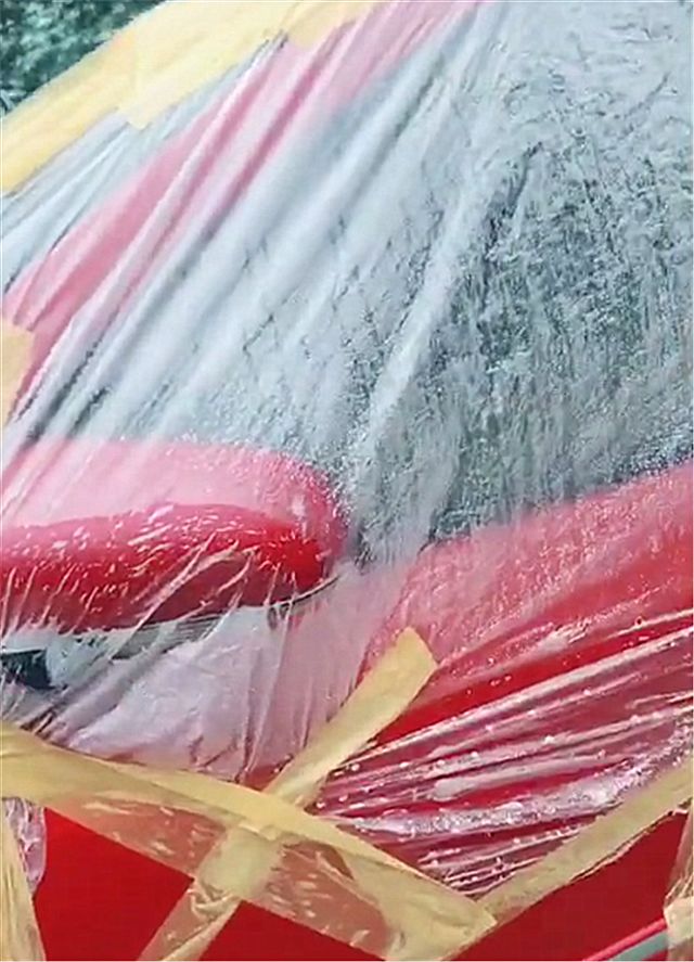 9万桑塔纳现街头,车主为避免进水,直接用胶布和胶带封车门!