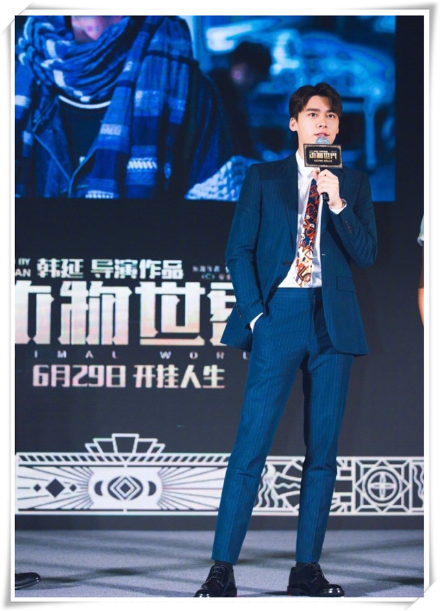 李易峰出席发布会,一身蓝色西装超有范,网友:帅出新高度