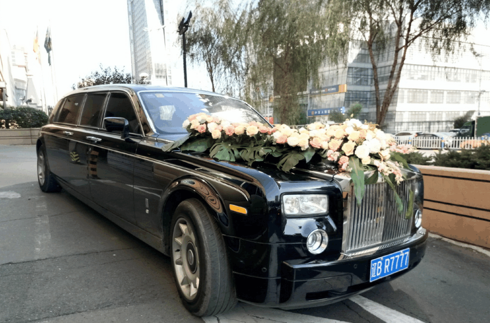 为了这台车, 老板花100万买车牌号, 现在却沦落跑婚庆