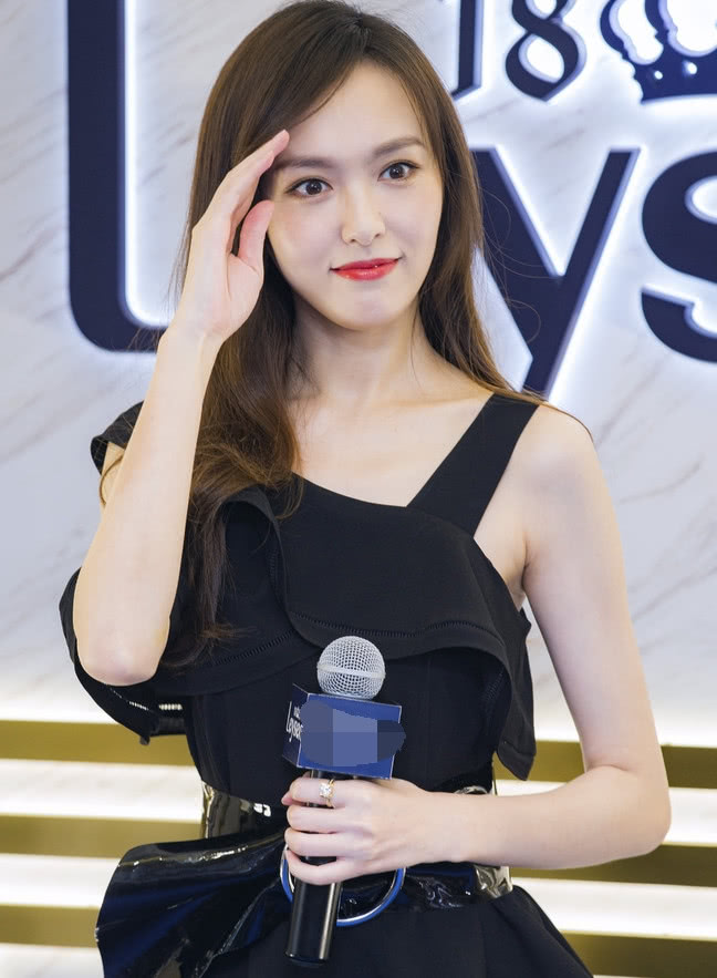 唐嫣出席活动精修图美成小仙女,路人照晒出后,网友:真