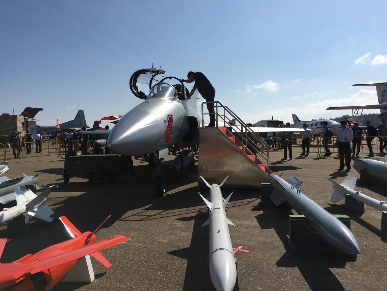 歼20光芒四射,魔改歼7却也疯狂,在珠海航展表