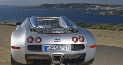 路遇一辆布加迪威航, 红灯路口追上, 最后却忍不住想笑