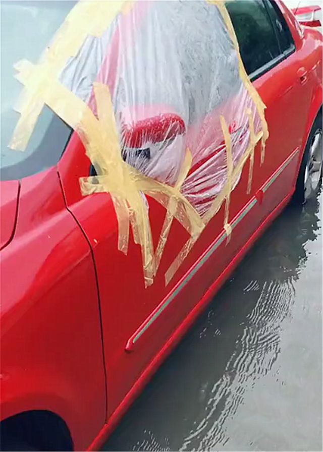 9万桑塔纳现街头,车主为避免进水,直接用胶布和胶带封车门!