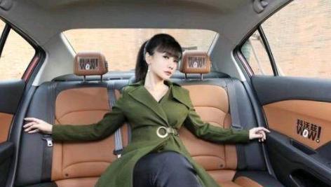 柳岩都不够大，性感女神人辣车靓，座驾“车如其人”十分养眼