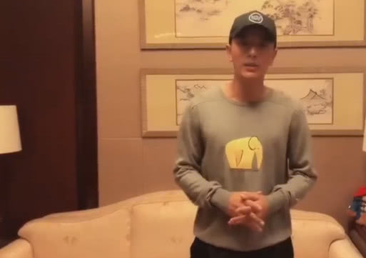 贾乃亮露出久违的微笑为好友宣传，与李小璐一样走出阴霾