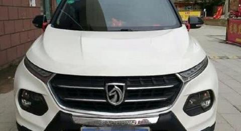 8万买这辆宝骏汽车，最喜欢车内的风格，简直和豪车没什么区别