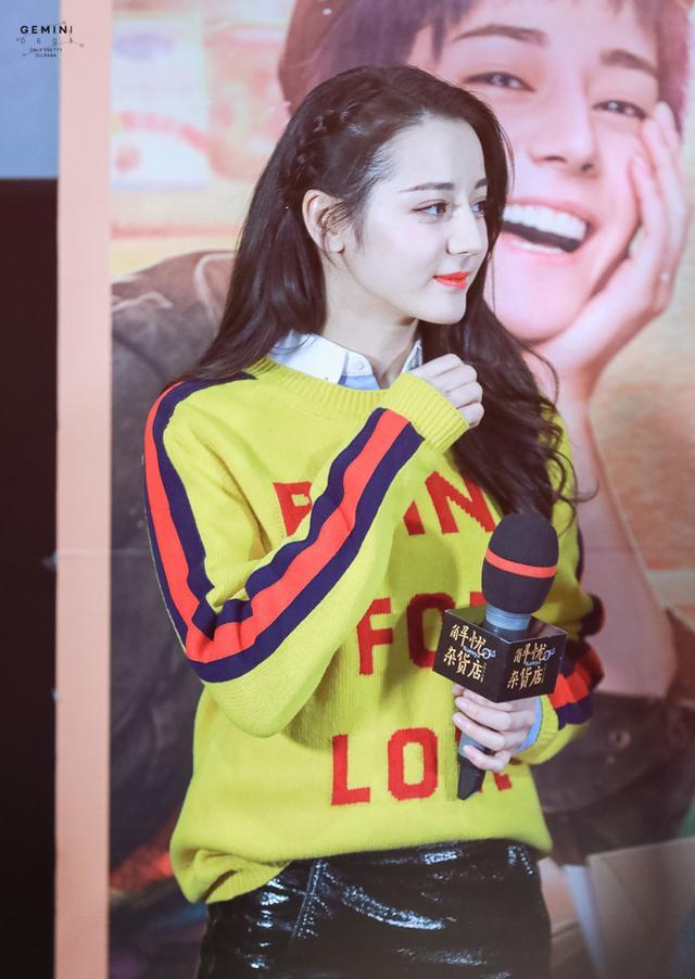 迪丽热巴穿毛衣搭配皮短裙现身宣传新电影,肤