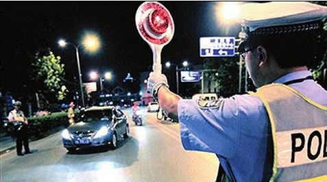 无证和酒驾都是大忌,两者撞上该咋算,听听交警